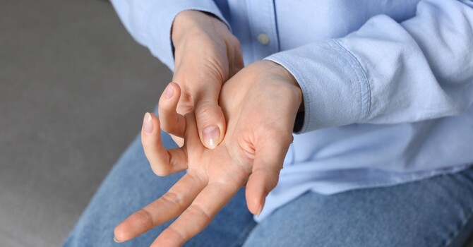 Clicking or Locking Fingers: When Should You Be Concerned?